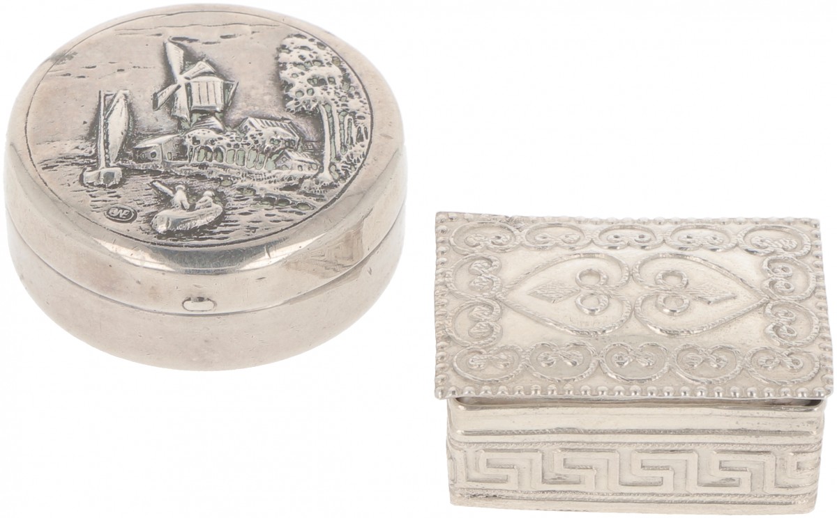 (2) delig lot diverse doosjes zilver.