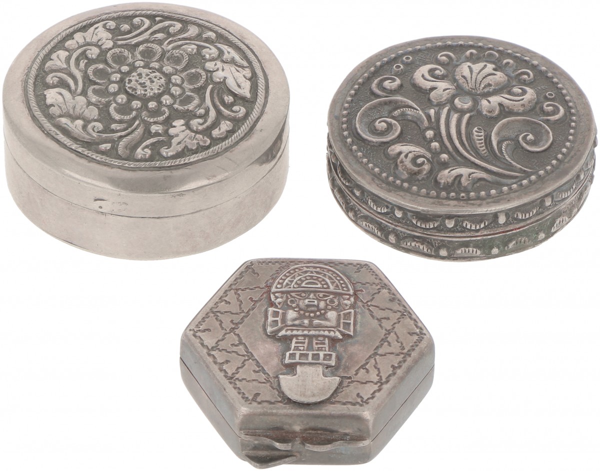 (3) delig lot diverse doosjes zilver.