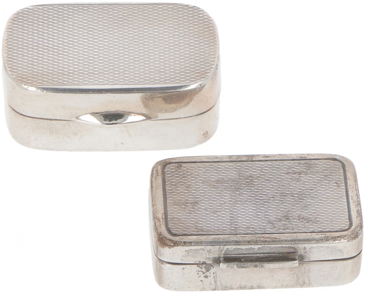 (2) delig lot diverse doosjes zilver.