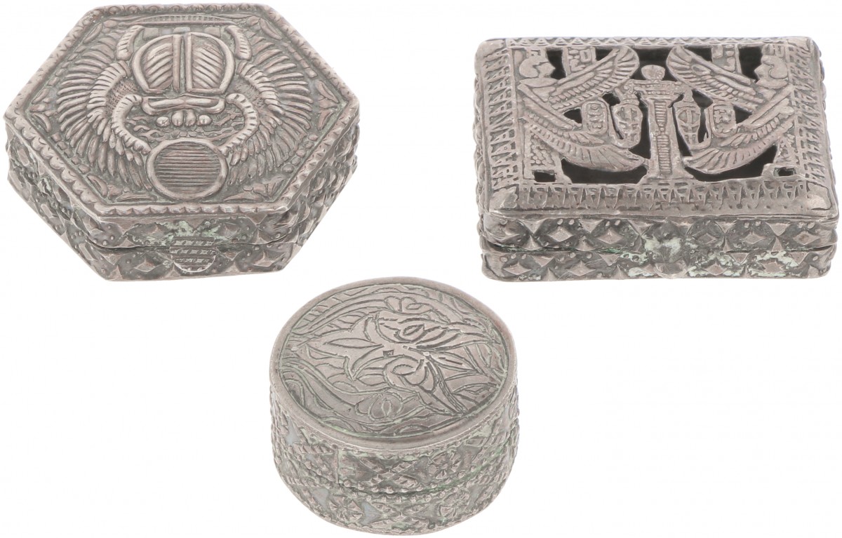 (3) delig lot diverse doosjes zilver.