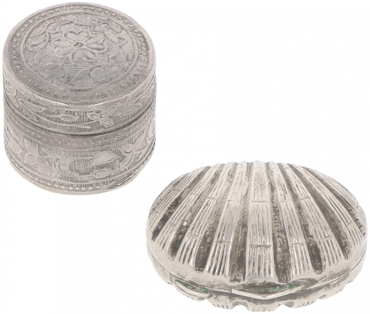 (2) delig lot diverse doosjes zilver.
