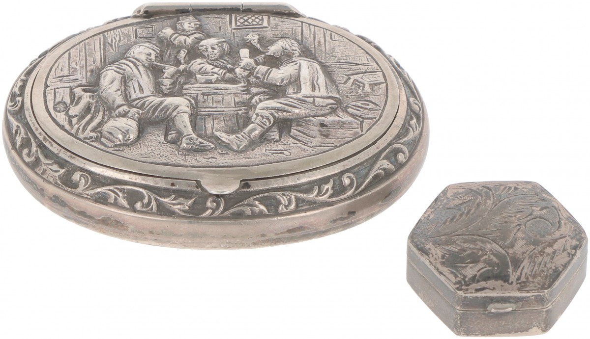 (2) delig lot diverse doosjes zilver.