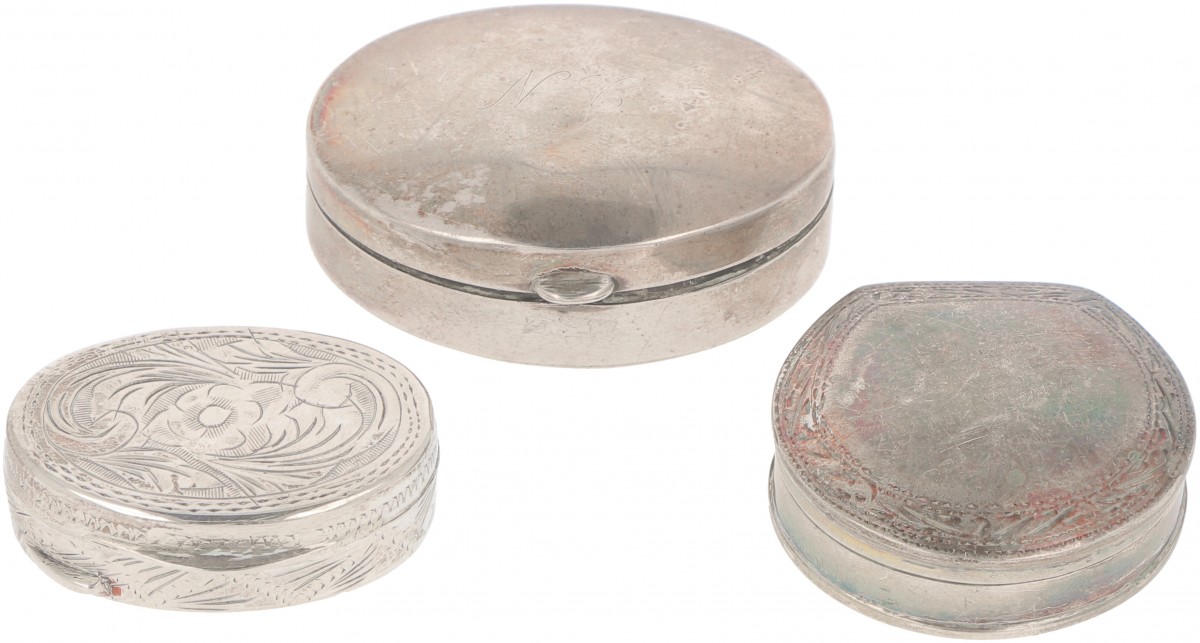 (3) delig lot diverse doosjes zilver.