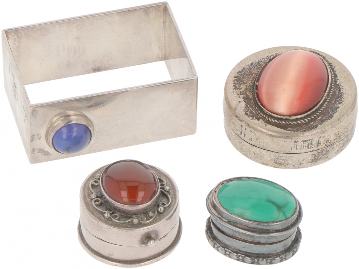 (4) delig lot diverse doosjes zilver.