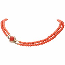 Tweerijig bloedkoralen collier met een vergulde sluiting - Onedel.