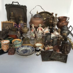 Een lot bestaande uit o.a. 18e-eeuwse "Delftse" borden, vaatwerk, kwispedoor, Satsuma serviesdeel, een witmetalen mosterdpotje voorzien van blauw glas, twee aardewerken beeldjes, "Imari" olie lampen, tinnen pullen.