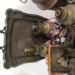 Een lot bestaande uit o.a. 18e-eeuwse "Delftse" borden, vaatwerk, kwispedoor, Satsuma serviesdeel, een witmetalen mosterdpotje voorzien van blauw glas, twee aardewerken beeldjes, "Imari" olie lampen, tinnen pullen.