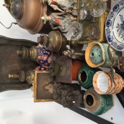 Een lot bestaande uit o.a. 18e-eeuwse "Delftse" borden, vaatwerk, kwispedoor, Satsuma serviesdeel, een witmetalen mosterdpotje voorzien van blauw glas, twee aardewerken beeldjes, "Imari" olie lampen, tinnen pullen.