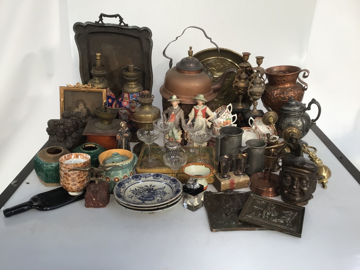 Een lot bestaande uit o.a. 18e-eeuwse "Delftse" borden, vaatwerk, kwispedoor, Satsuma serviesdeel, een witmetalen mosterdpotje voorzien van blauw glas, twee aardewerken beeldjes, "Imari" olie lampen, tinnen pullen.