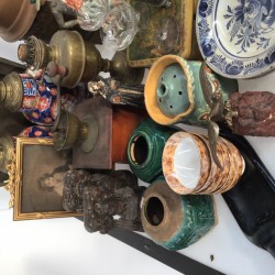Een lot bestaande uit o.a. 18e-eeuwse "Delftse" borden, vaatwerk, kwispedoor, Satsuma serviesdeel, een witmetalen mosterdpotje voorzien van blauw glas, twee aardewerken beeldjes, "Imari" olie lampen, tinnen pullen.
