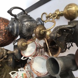 Een lot bestaande uit o.a. 18e-eeuwse "Delftse" borden, vaatwerk, kwispedoor, Satsuma serviesdeel, een witmetalen mosterdpotje voorzien van blauw glas, twee aardewerken beeldjes, "Imari" olie lampen, tinnen pullen.