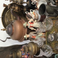 Een lot bestaande uit o.a. 18e-eeuwse "Delftse" borden, vaatwerk, kwispedoor, Satsuma serviesdeel, een witmetalen mosterdpotje voorzien van blauw glas, twee aardewerken beeldjes, "Imari" olie lampen, tinnen pullen.