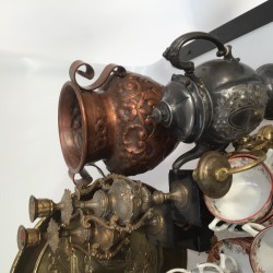 Een lot bestaande uit o.a. 18e-eeuwse "Delftse" borden, vaatwerk, kwispedoor, Satsuma serviesdeel, een witmetalen mosterdpotje voorzien van blauw glas, twee aardewerken beeldjes, "Imari" olie lampen, tinnen pullen.