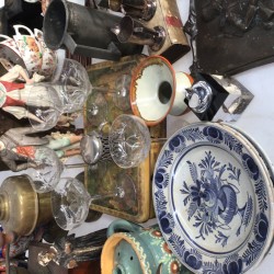 Een lot bestaande uit o.a. 18e-eeuwse "Delftse" borden, vaatwerk, kwispedoor, Satsuma serviesdeel, een witmetalen mosterdpotje voorzien van blauw glas, twee aardewerken beeldjes, "Imari" olie lampen, tinnen pullen.