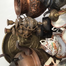 Een lot bestaande uit o.a. 18e-eeuwse "Delftse" borden, vaatwerk, kwispedoor, Satsuma serviesdeel, een witmetalen mosterdpotje voorzien van blauw glas, twee aardewerken beeldjes, "Imari" olie lampen, tinnen pullen.