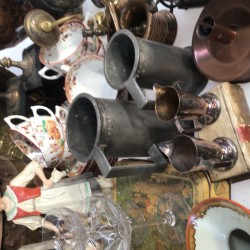Een lot bestaande uit o.a. 18e-eeuwse "Delftse" borden, vaatwerk, kwispedoor, Satsuma serviesdeel, een witmetalen mosterdpotje voorzien van blauw glas, twee aardewerken beeldjes, "Imari" olie lampen, tinnen pullen.
