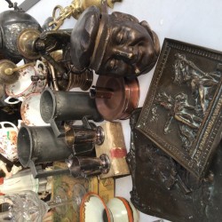 Een lot bestaande uit o.a. 18e-eeuwse "Delftse" borden, vaatwerk, kwispedoor, Satsuma serviesdeel, een witmetalen mosterdpotje voorzien van blauw glas, twee aardewerken beeldjes, "Imari" olie lampen, tinnen pullen.