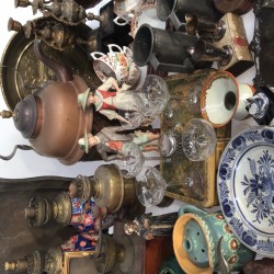 Een lot bestaande uit o.a. 18e-eeuwse "Delftse" borden, vaatwerk, kwispedoor, Satsuma serviesdeel, een witmetalen mosterdpotje voorzien van blauw glas, twee aardewerken beeldjes, "Imari" olie lampen, tinnen pullen.