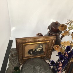 Een lot bestaande uit o.a. een tondelhouder in de vorm van een meisje in klederdracht, twee laat 19e-eeuwse kandelaren met glazen parels, een tasbeugel, twee portretten van Washington en Oliver Cromwell, een tasbeugel, een anemoonvaas en uraniumglas.