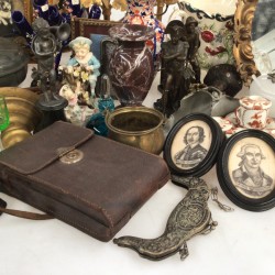 Een lot bestaande uit o.a. een tondelhouder in de vorm van een meisje in klederdracht, twee laat 19e-eeuwse kandelaren met glazen parels, een tasbeugel, twee portretten van Washington en Oliver Cromwell, een tasbeugel, een anemoonvaas en uraniumglas.