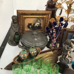 Een lot bestaande uit o.a. een tondelhouder in de vorm van een meisje in klederdracht, twee laat 19e-eeuwse kandelaren met glazen parels, een tasbeugel, twee portretten van Washington en Oliver Cromwell, een tasbeugel, een anemoonvaas en uraniumglas.