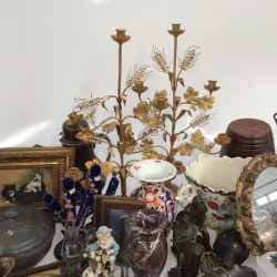 Een lot bestaande uit o.a. een tondelhouder in de vorm van een meisje in klederdracht, twee laat 19e-eeuwse kandelaren met glazen parels, een tasbeugel, twee portretten van Washington en Oliver Cromwell, een tasbeugel, een anemoonvaas en uraniumglas.