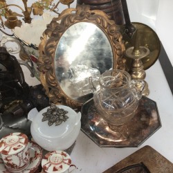 Een lot bestaande uit o.a. een tondelhouder in de vorm van een meisje in klederdracht, twee laat 19e-eeuwse kandelaren met glazen parels, een tasbeugel, twee portretten van Washington en Oliver Cromwell, een tasbeugel, een anemoonvaas en uraniumglas.