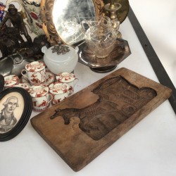 Een lot bestaande uit o.a. een tondelhouder in de vorm van een meisje in klederdracht, twee laat 19e-eeuwse kandelaren met glazen parels, een tasbeugel, twee portretten van Washington en Oliver Cromwell, een tasbeugel, een anemoonvaas en uraniumglas.