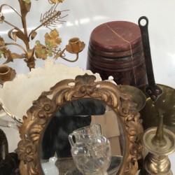 Een lot bestaande uit o.a. een tondelhouder in de vorm van een meisje in klederdracht, twee laat 19e-eeuwse kandelaren met glazen parels, een tasbeugel, twee portretten van Washington en Oliver Cromwell, een tasbeugel, een anemoonvaas en uraniumglas.