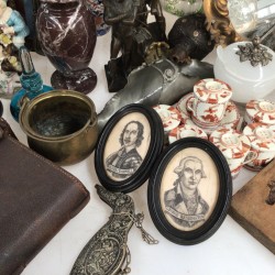 Een lot bestaande uit o.a. een tondelhouder in de vorm van een meisje in klederdracht, twee laat 19e-eeuwse kandelaren met glazen parels, een tasbeugel, twee portretten van Washington en Oliver Cromwell, een tasbeugel, een anemoonvaas en uraniumglas.