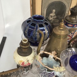 Een groot lot bestaande uit een witmetalen theeservies, bloemstekers, geslepen aperitiefglazen, vintage foto's, een imari sprinkler, vazen en vaatwerk.