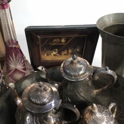 Een groot lot bestaande uit een witmetalen theeservies, bloemstekers, geslepen aperitiefglazen, vintage foto's, een imari sprinkler, vazen en vaatwerk.