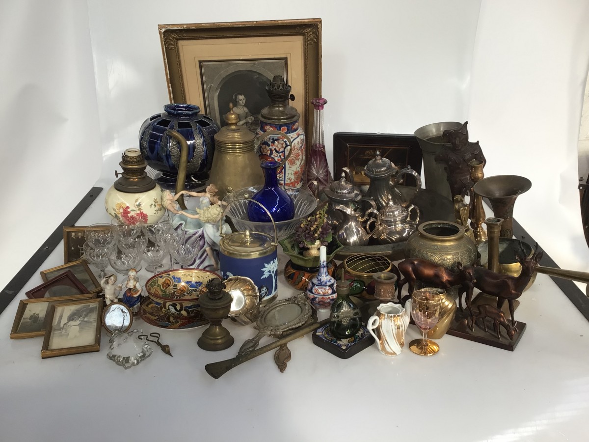 Een groot lot bestaande uit een witmetalen theeservies, bloemstekers, geslepen aperitiefglazen, vintage foto's, een imari sprinkler, vazen en vaatwerk.