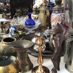 Een groot lot bestaande uit een witmetalen theeservies, bloemstekers, geslepen aperitiefglazen, vintage foto's, een imari sprinkler, vazen en vaatwerk.