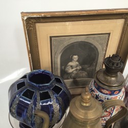 Een groot lot bestaande uit een witmetalen theeservies, bloemstekers, geslepen aperitiefglazen, vintage foto's, een imari sprinkler, vazen en vaatwerk.