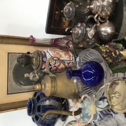 Een groot lot bestaande uit een witmetalen theeservies, bloemstekers, geslepen aperitiefglazen, vintage foto's, een imari sprinkler, vazen en vaatwerk.