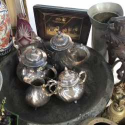 Een groot lot bestaande uit een witmetalen theeservies, bloemstekers, geslepen aperitiefglazen, vintage foto's, een imari sprinkler, vazen en vaatwerk.