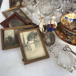 Een groot lot bestaande uit een witmetalen theeservies, bloemstekers, geslepen aperitiefglazen, vintage foto's, een imari sprinkler, vazen en vaatwerk.