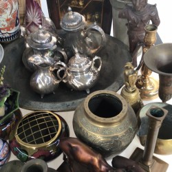 Een groot lot bestaande uit een witmetalen theeservies, bloemstekers, geslepen aperitiefglazen, vintage foto's, een imari sprinkler, vazen en vaatwerk.