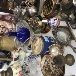 Een groot lot bestaande uit een witmetalen theeservies, bloemstekers, geslepen aperitiefglazen, vintage foto's, een imari sprinkler, vazen en vaatwerk.