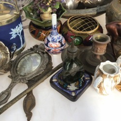 Een groot lot bestaande uit een witmetalen theeservies, bloemstekers, geslepen aperitiefglazen, vintage foto's, een imari sprinkler, vazen en vaatwerk.