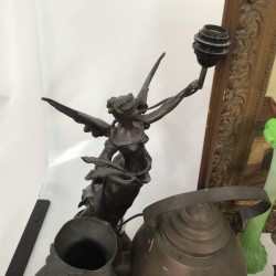 En groot lot bestaande uit o.a. een ZAMAK fama figuur, een asbak, kandelaren, een appelketel,  een lampetkanset, divers porseleinen beeldwerk, karaffen, een steinkrug en Imari schotels.