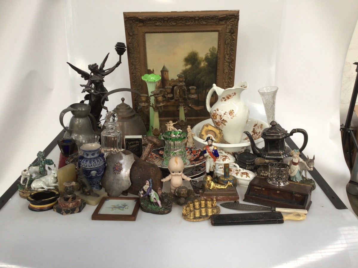 En groot lot bestaande uit o.a. een ZAMAK fama figuur, een asbak, kandelaren, een appelketel,  een lampetkanset, divers porseleinen beeldwerk, karaffen, een steinkrug en Imari schotels.