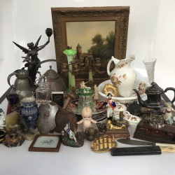 En groot lot bestaande uit o.a. een ZAMAK fama figuur, een asbak, kandelaren, een appelketel,  een lampetkanset, divers porseleinen beeldwerk, karaffen, een steinkrug en Imari schotels.