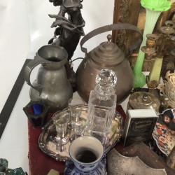 En groot lot bestaande uit o.a. een ZAMAK fama figuur, een asbak, kandelaren, een appelketel,  een lampetkanset, divers porseleinen beeldwerk, karaffen, een steinkrug en Imari schotels.