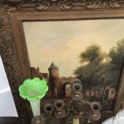 En groot lot bestaande uit o.a. een ZAMAK fama figuur, een asbak, kandelaren, een appelketel,  een lampetkanset, divers porseleinen beeldwerk, karaffen, een steinkrug en Imari schotels.