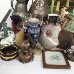 En groot lot bestaande uit o.a. een ZAMAK fama figuur, een asbak, kandelaren, een appelketel,  een lampetkanset, divers porseleinen beeldwerk, karaffen, een steinkrug en Imari schotels.