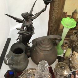 En groot lot bestaande uit o.a. een ZAMAK fama figuur, een asbak, kandelaren, een appelketel,  een lampetkanset, divers porseleinen beeldwerk, karaffen, een steinkrug en Imari schotels.