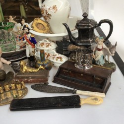 En groot lot bestaande uit o.a. een ZAMAK fama figuur, een asbak, kandelaren, een appelketel,  een lampetkanset, divers porseleinen beeldwerk, karaffen, een steinkrug en Imari schotels.