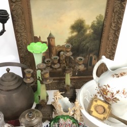 En groot lot bestaande uit o.a. een ZAMAK fama figuur, een asbak, kandelaren, een appelketel,  een lampetkanset, divers porseleinen beeldwerk, karaffen, een steinkrug en Imari schotels.
